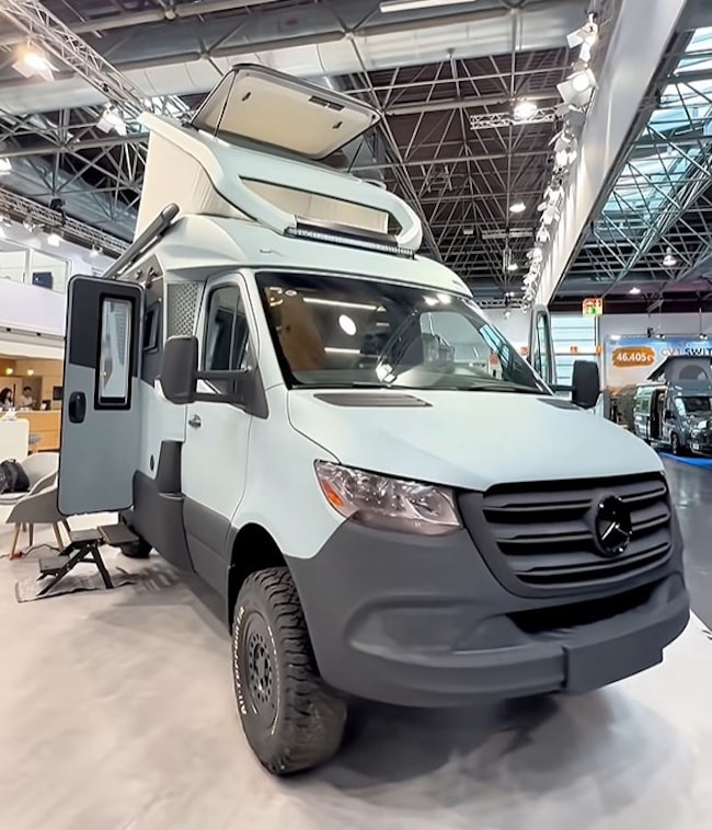 Camper 4x4 HMT Solutions laterale in fiera