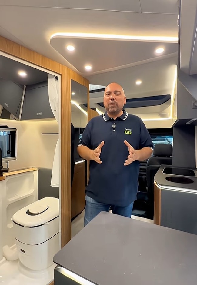 Dinette posteriore del camper 4x4 HMT a Düsseldorf